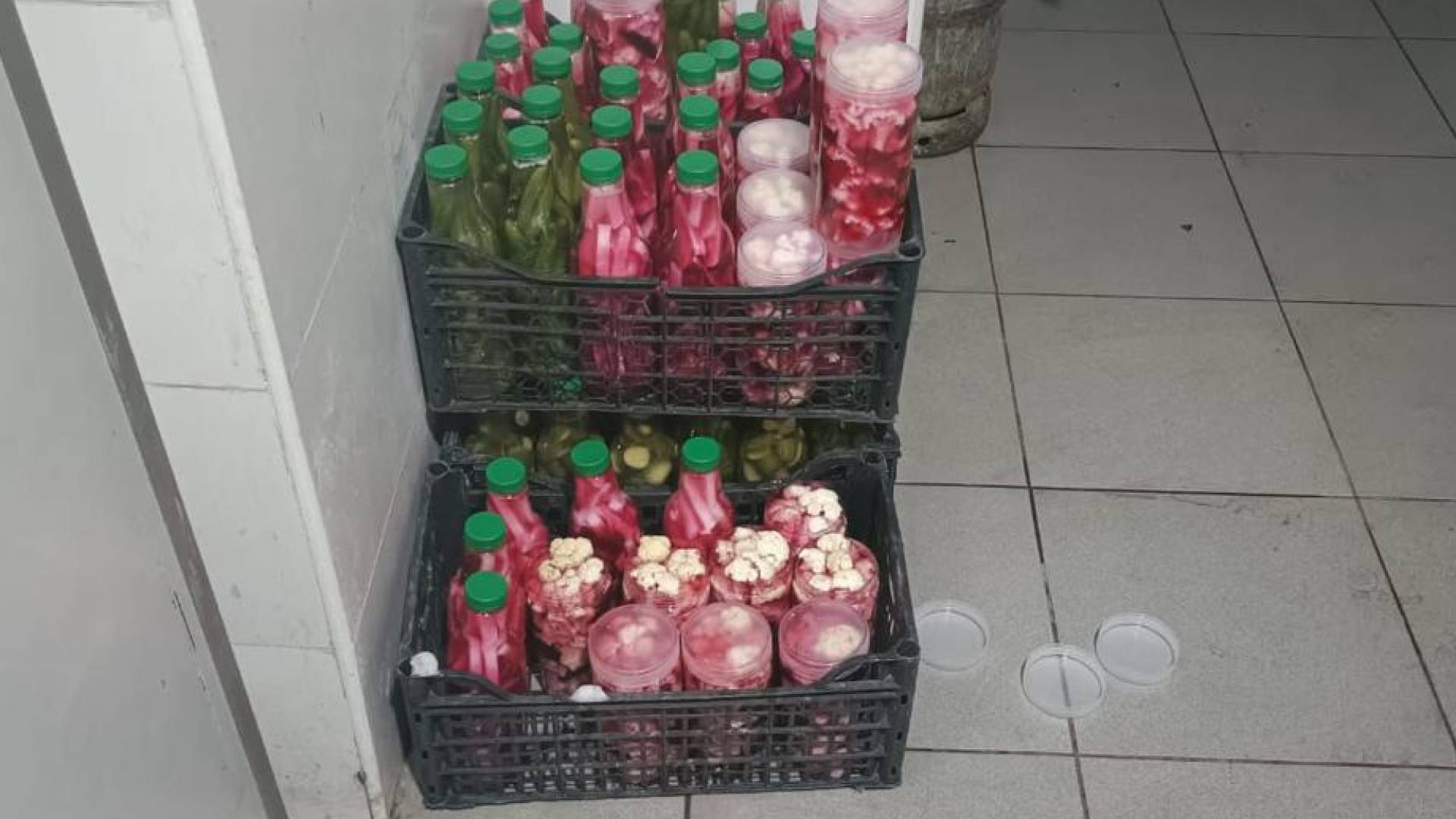 ضبط مخللات بلا ترخيص