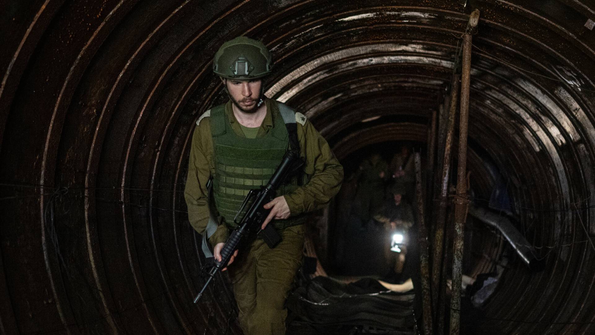 جندي من جيش الاحتلال في نفق