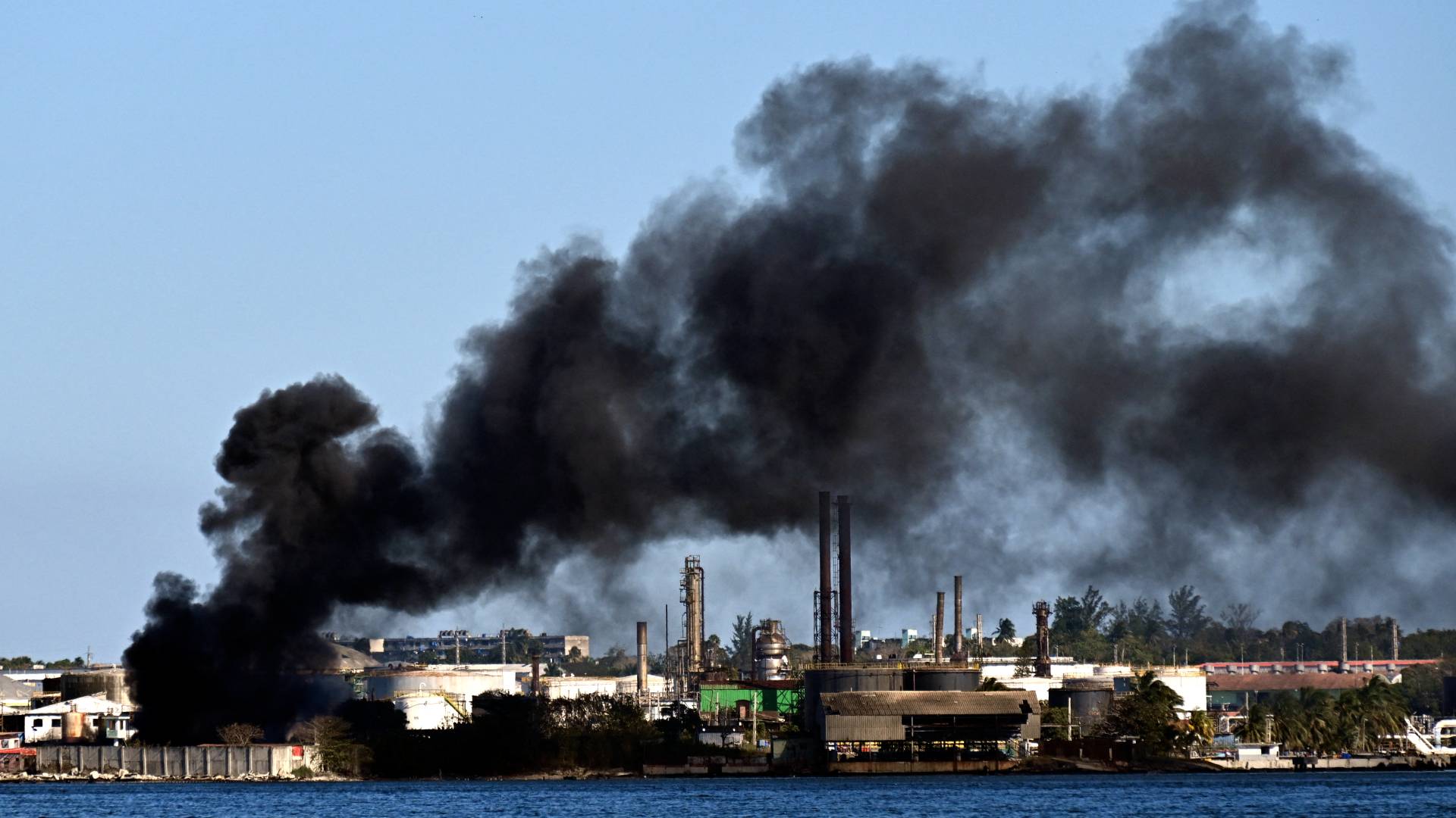 اندلع حريق كبير، في مصفاة "نيكو لوبيز" للنفط بالعاصمة الكوبية هاڤانا.