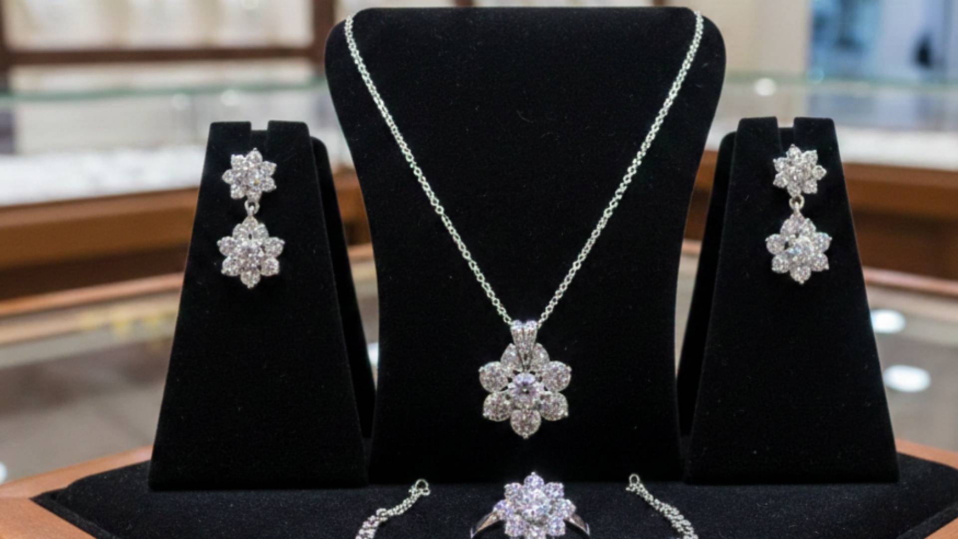 مجوهرات فضية