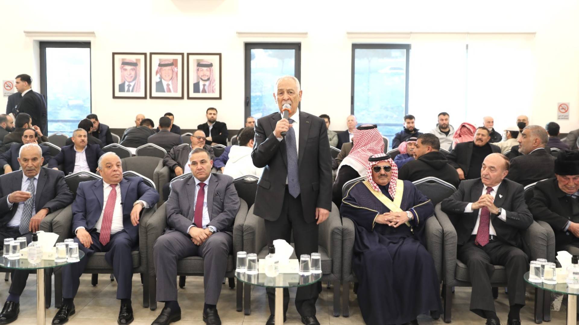 العيسوي مندوبا عن الملك يعزي عشيرة عباد