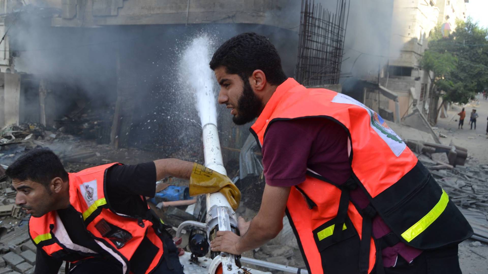 الدفاع المدني في غزة ينتشل جثمان أحد الشهداء
