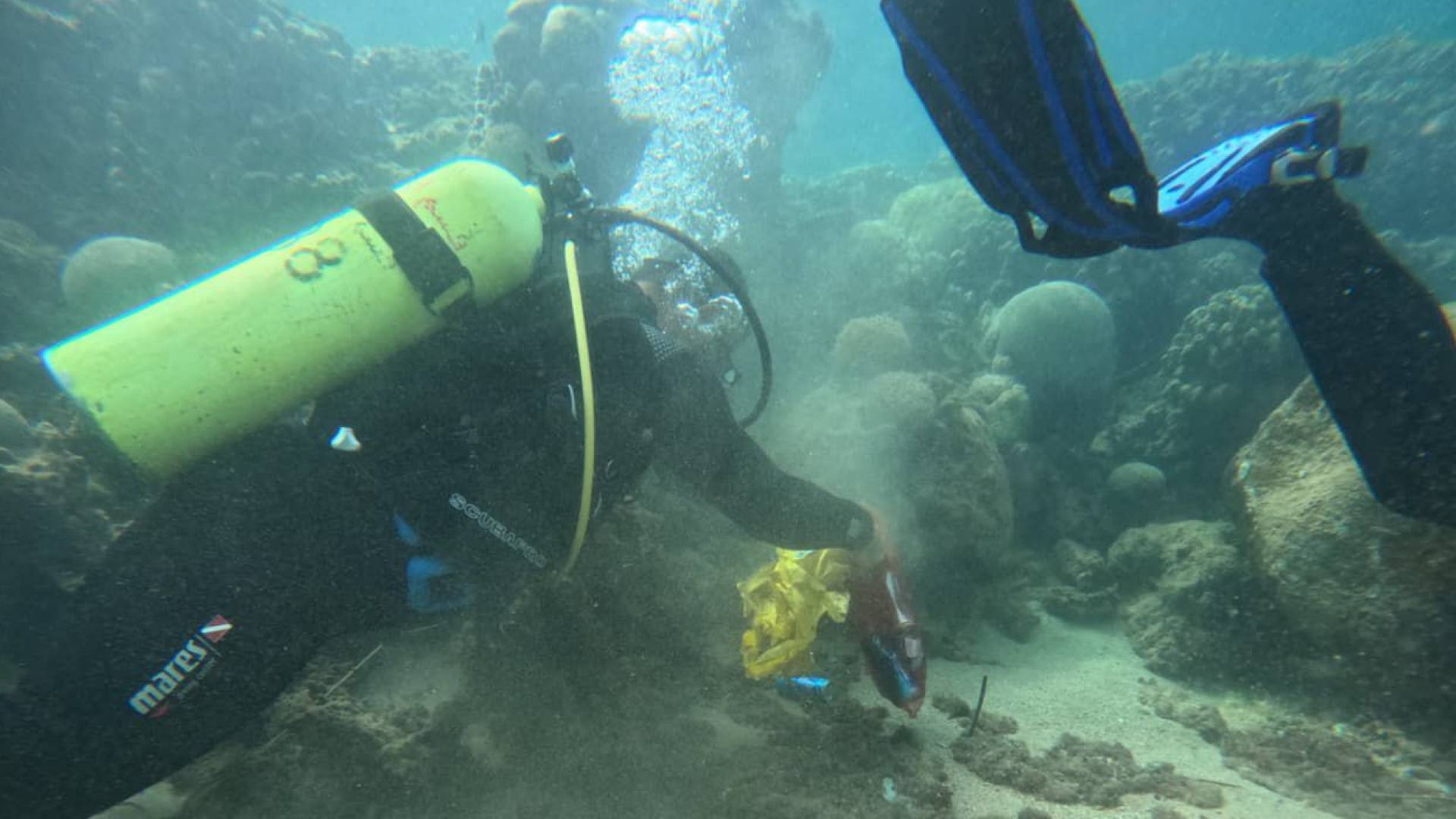 غطاسو الدفاع المدني في بحر العقبة