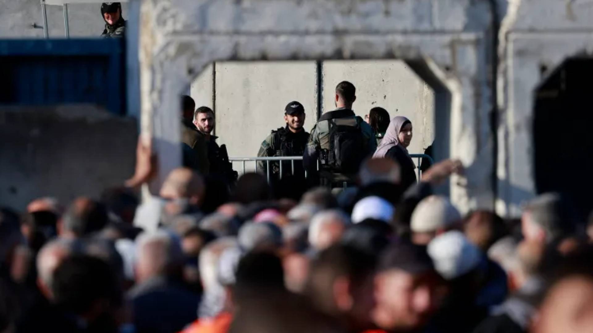 قيود الاحتلال عند معبر قلنديا بالضفة الغربية تعيق وصول الفلسطينيين إلى القدس لأداء الجمعة الأولى من رمضان