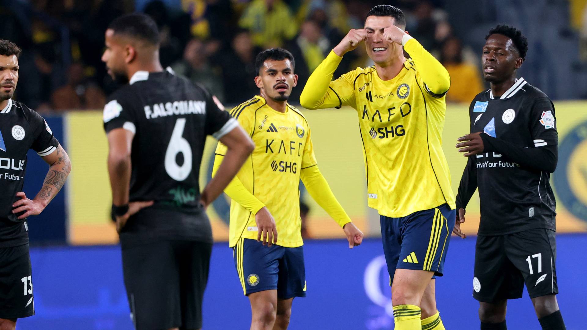 كريستيانو رونالدو يحتفل بهدف سابق