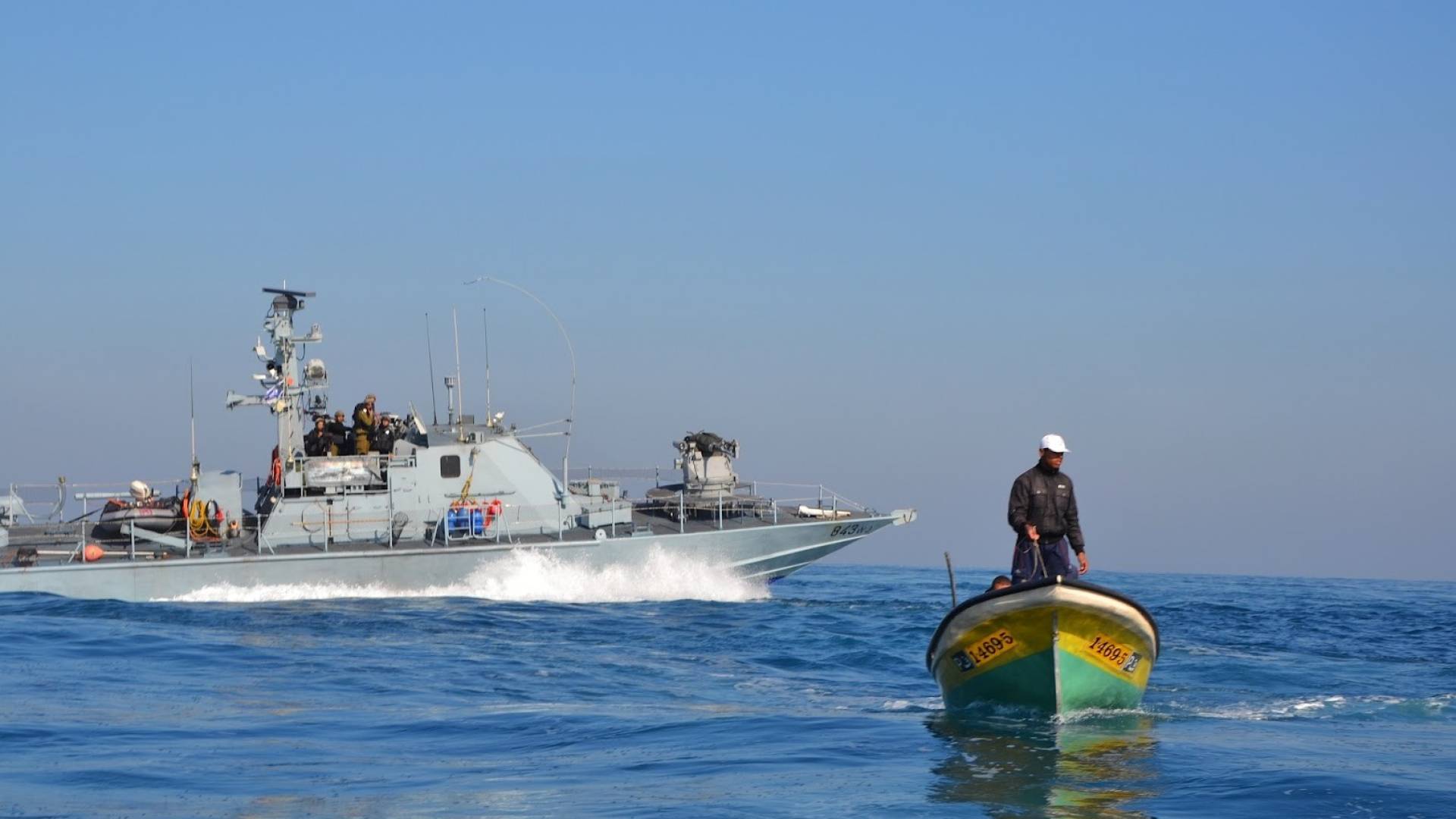 زوارق الاحتلال تهاجم قوارب الصيادين في غزة