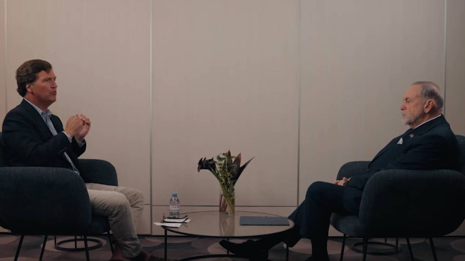 السفير الأمريكي لدى الاحتلال مايك هاكابي والاعلامي الأمريكي تاكر