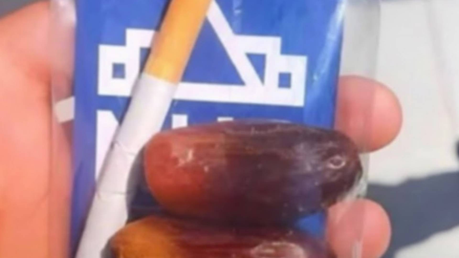 طائرات الاحتلال تلقي على الصائمين في غزة أكياس من التمر والسجائر