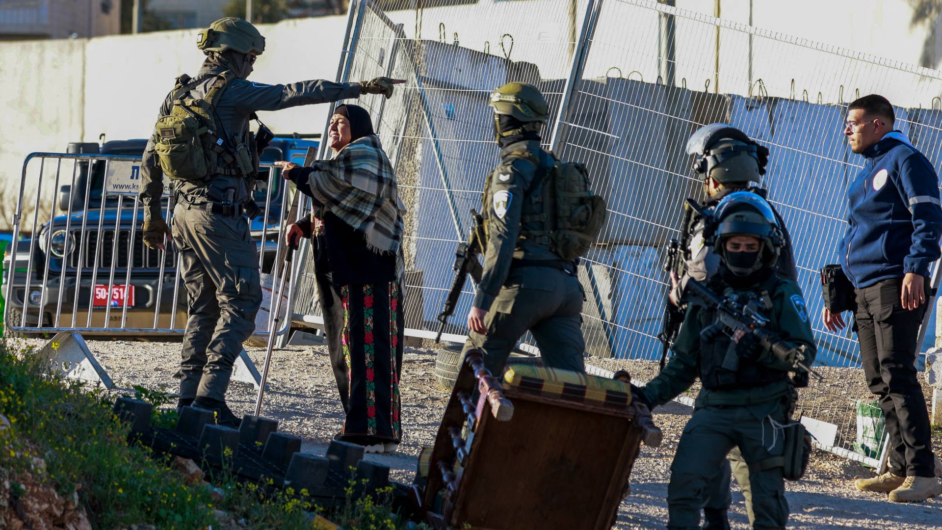 جيش الاحتلال يعتض طريق سيدة فلسطينية