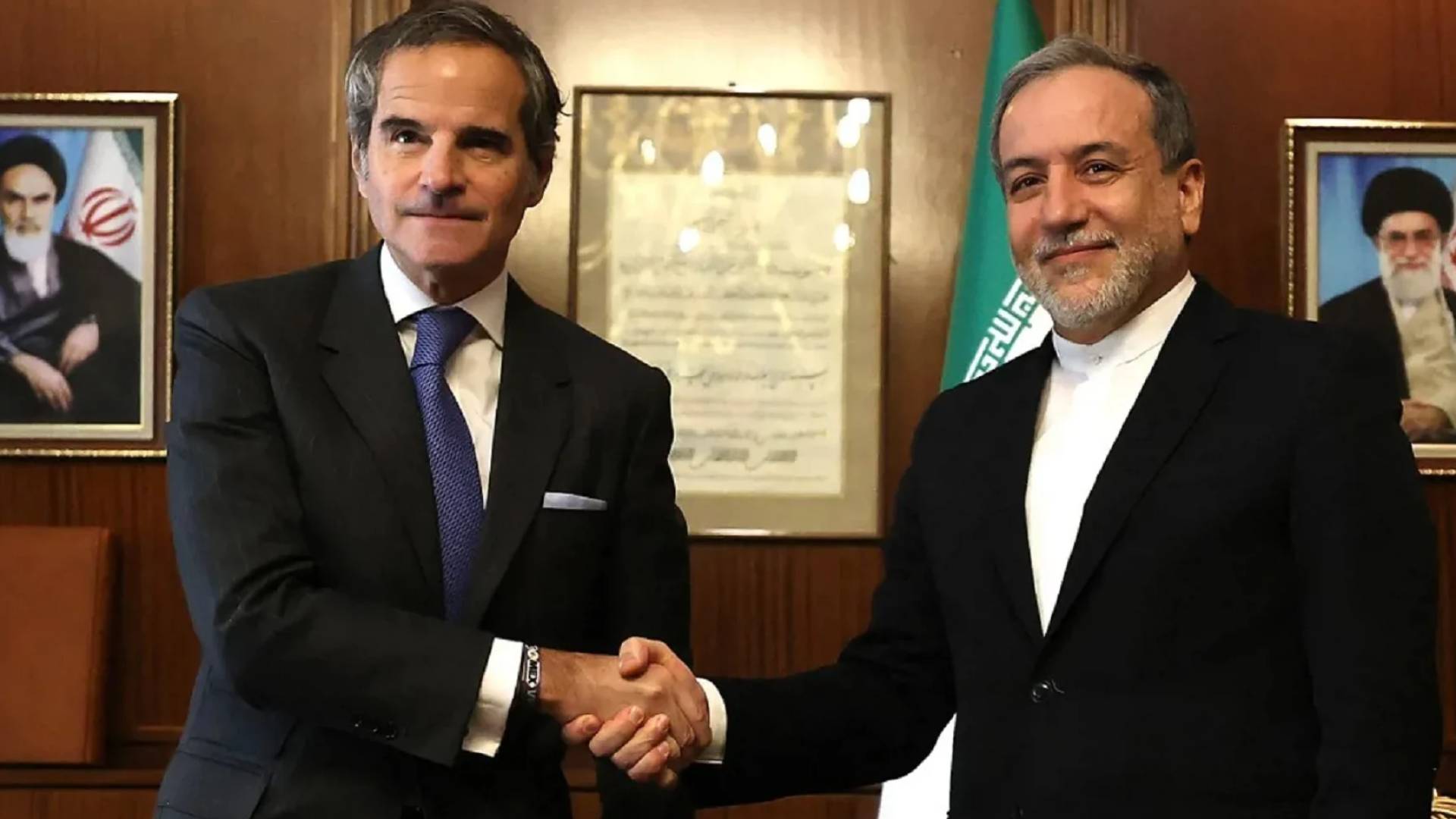 عباس عراقجي وزير الخارجية الإيراني و مدير الوكالة الدولية للطاقة الذرية رافييل غروسي