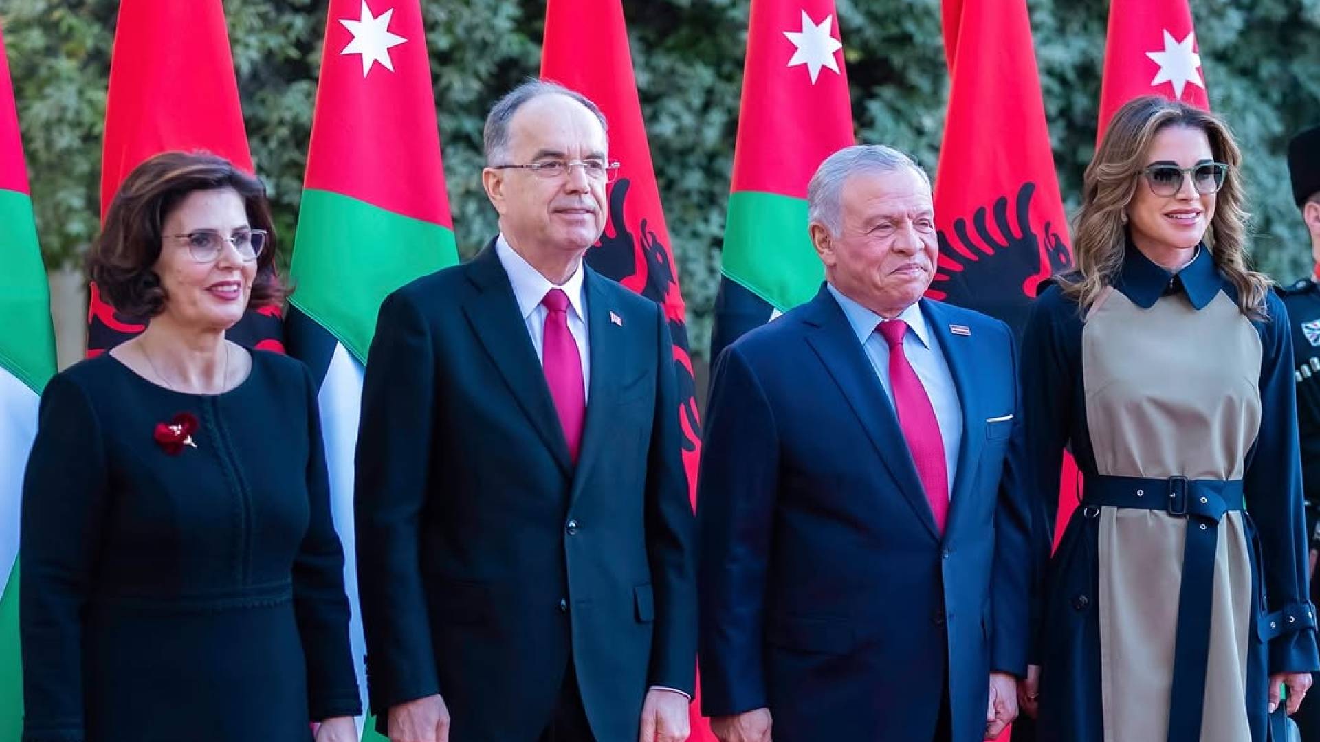 الملكة رانيا تشارك صورا من استقبال الرئيس الألباني في قصر الحسينية