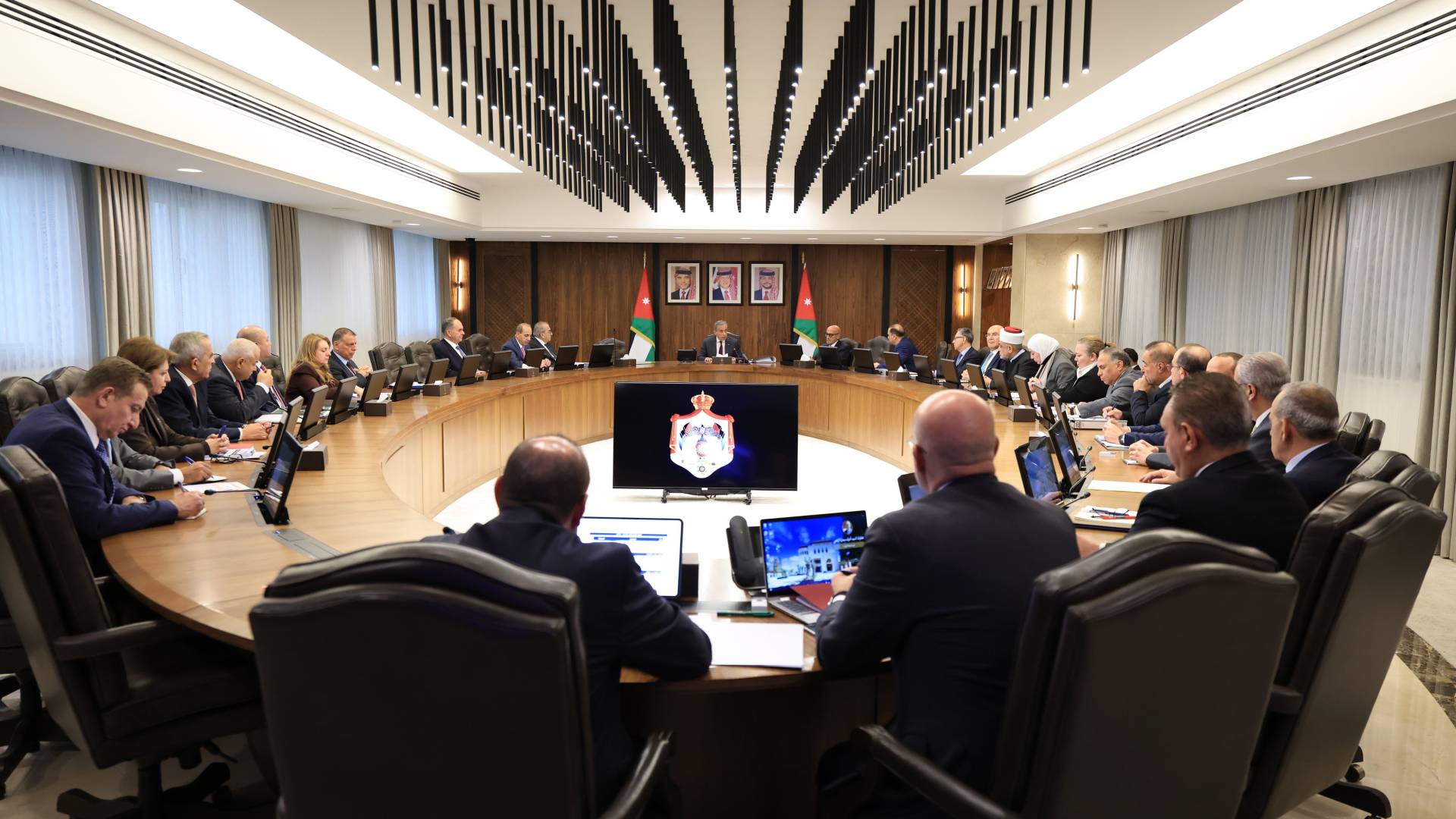 رئيس الوزراء جعفر حسان خلال اجتماع مجلس الوزراء