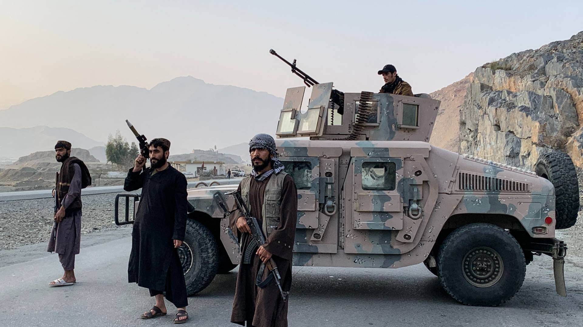 أفراد أمن طالبان حراسا قرب معبر تورخم الحدودي بين أفغانستان وباكستان