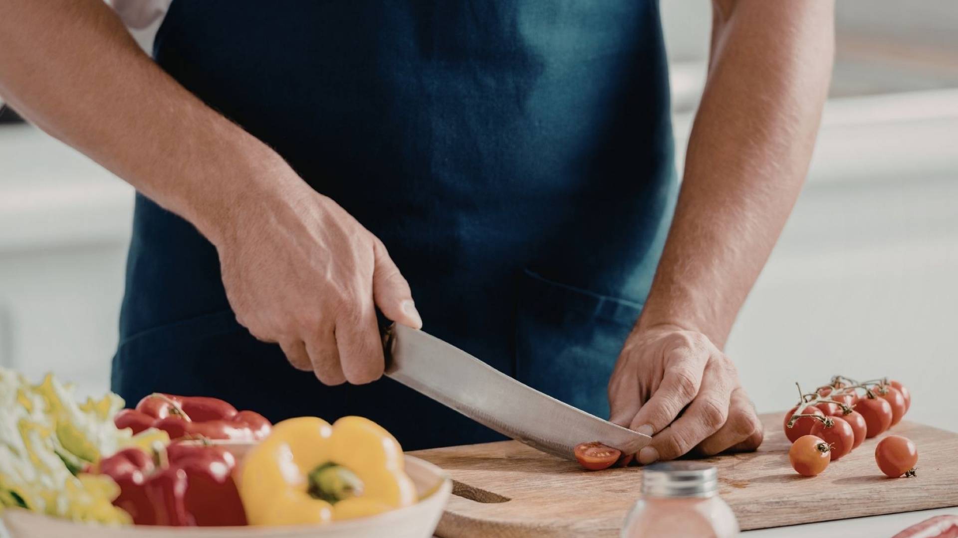 شخص يقوم بتقطيع الخضروات