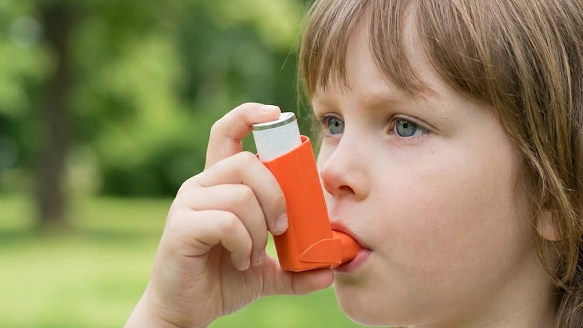 طفل يستخدم علاج الربو