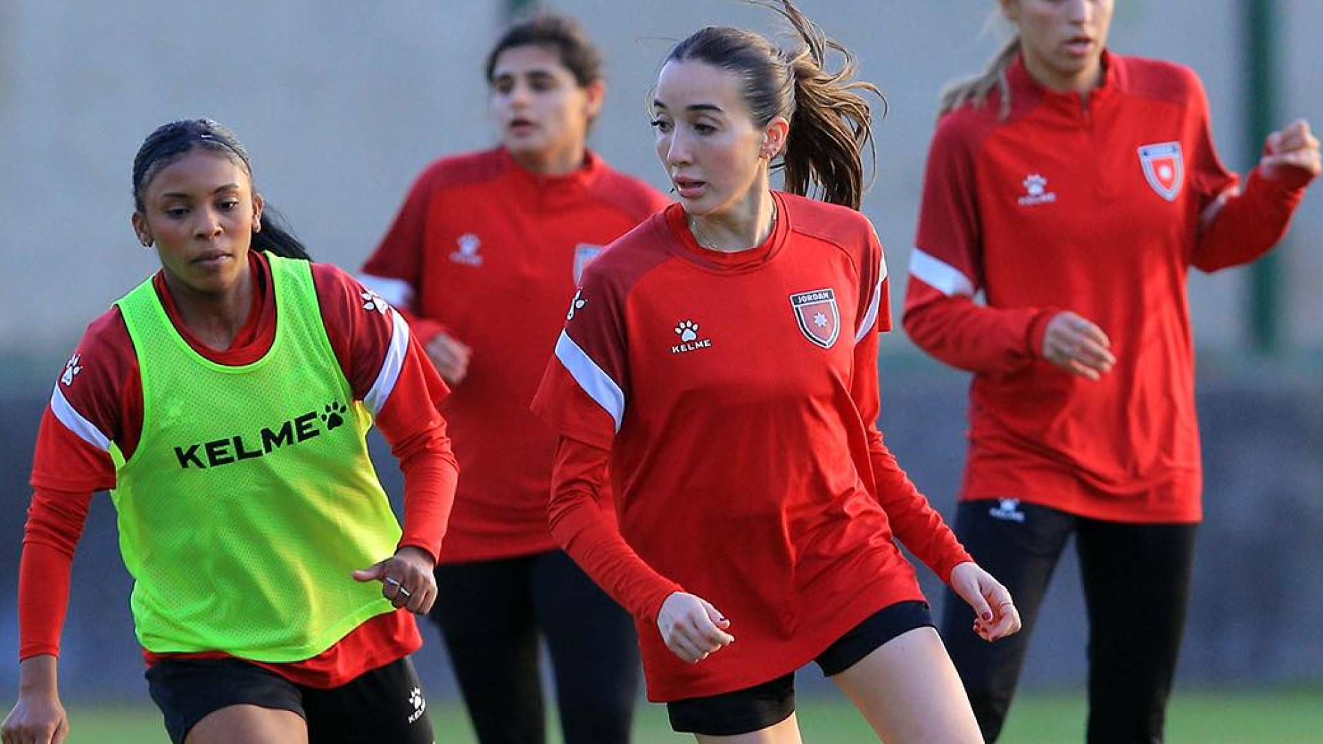 لاعبة المنتخب الوطني روزبهان فريج من التدريبات