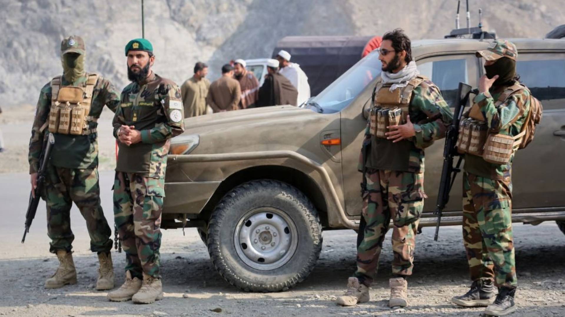 تجمع جنود طالبان على الجانب الأفغاني من المعبر الحدودي مع باكستان
