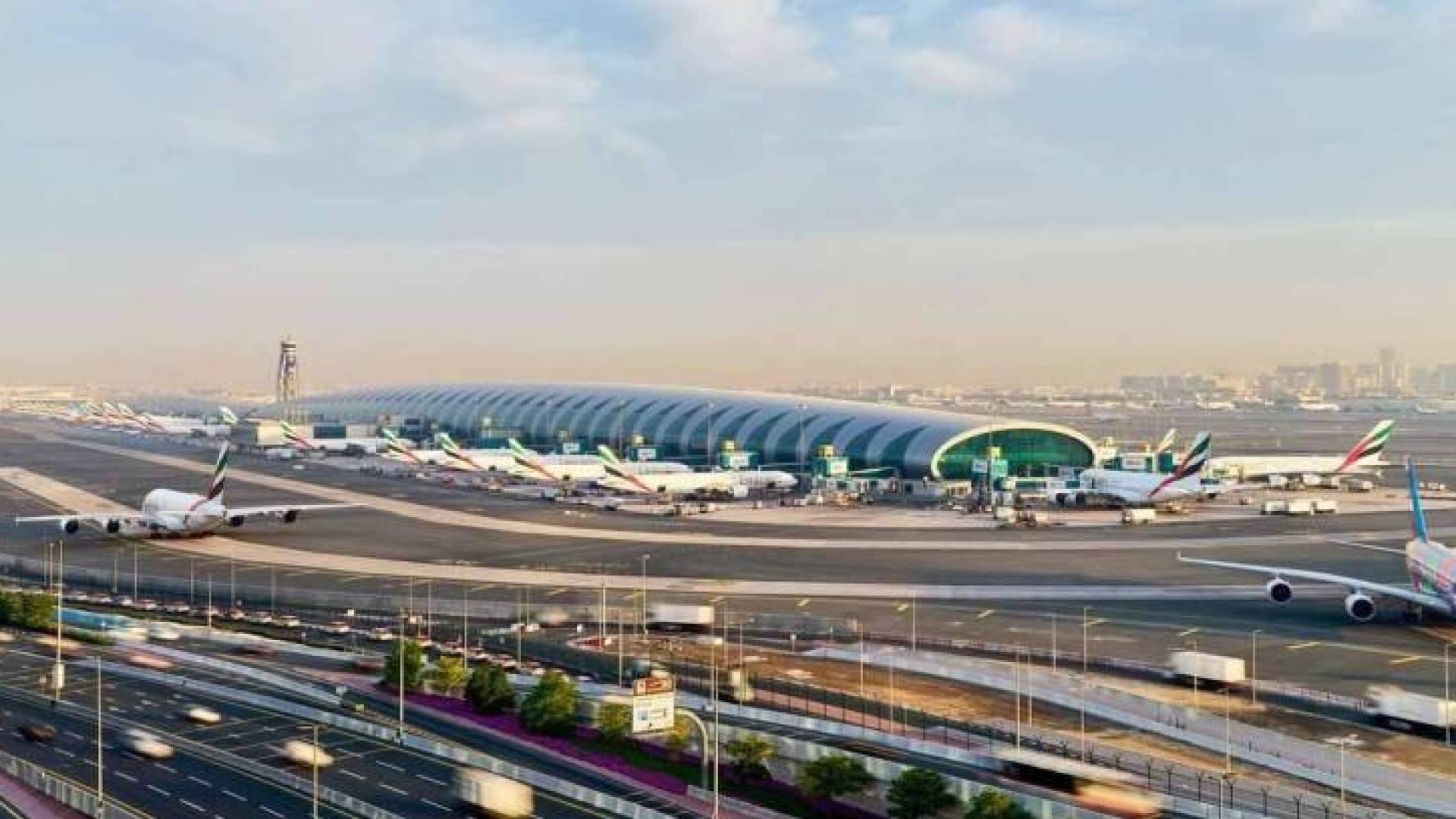 مطارات دبي تعلن استئنافا محدودا للرحلات الجوية وتوجه دعوة للمسافرين