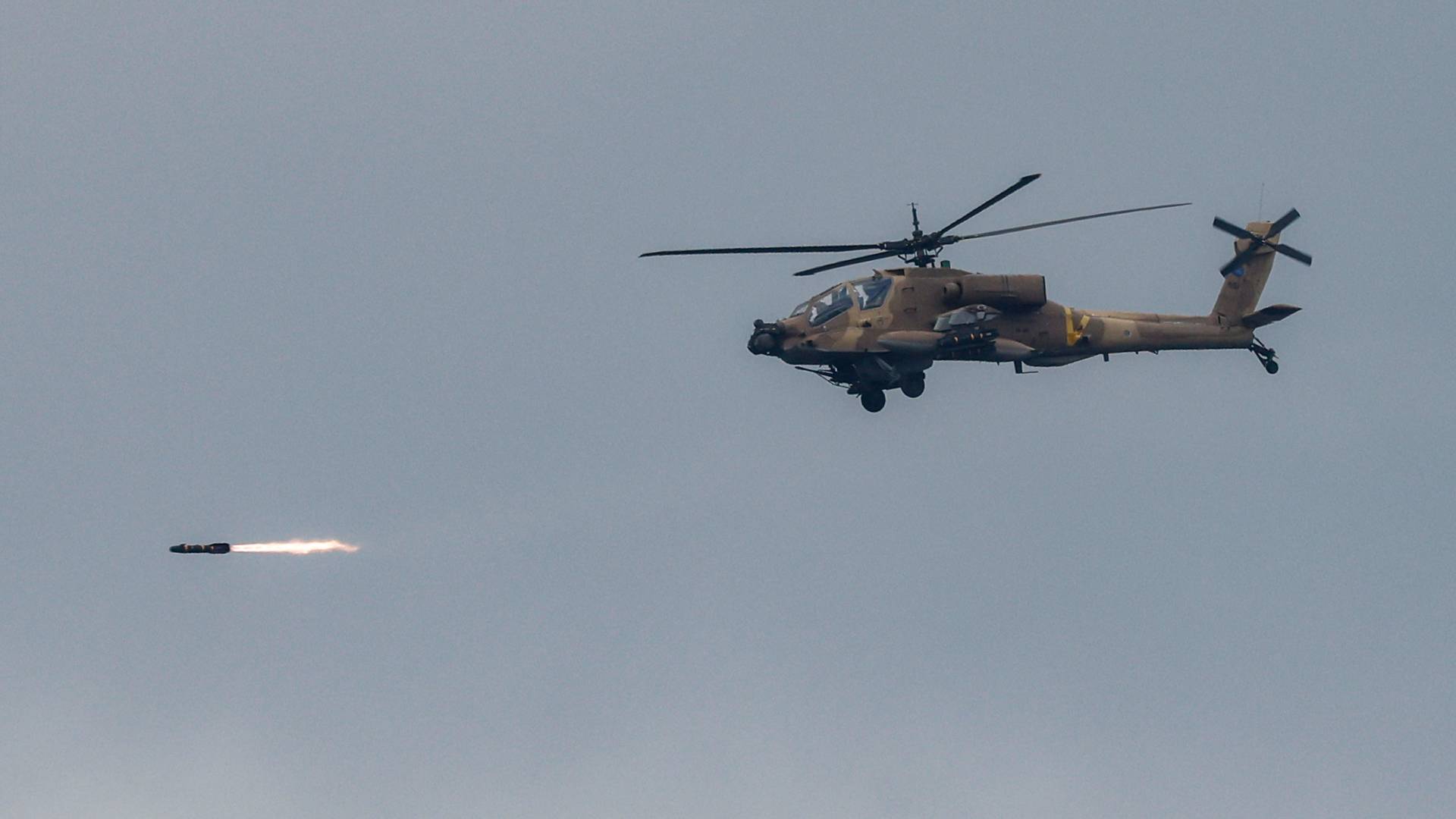 مروحية للاحتلال تطلق صواريخ أثناء تحليقها فوق جنوب لبنان