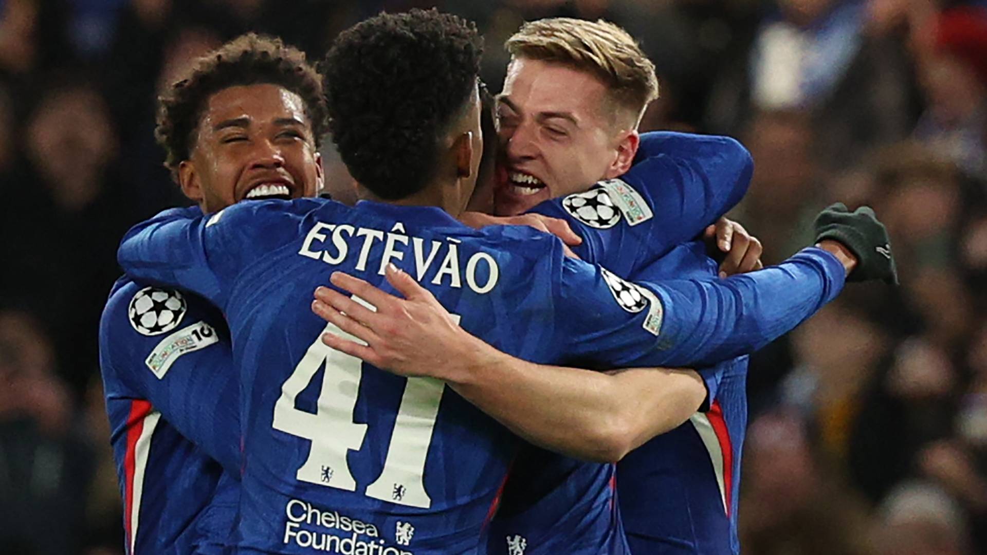 لاعبو تشيلسي يحتفلون بهدف