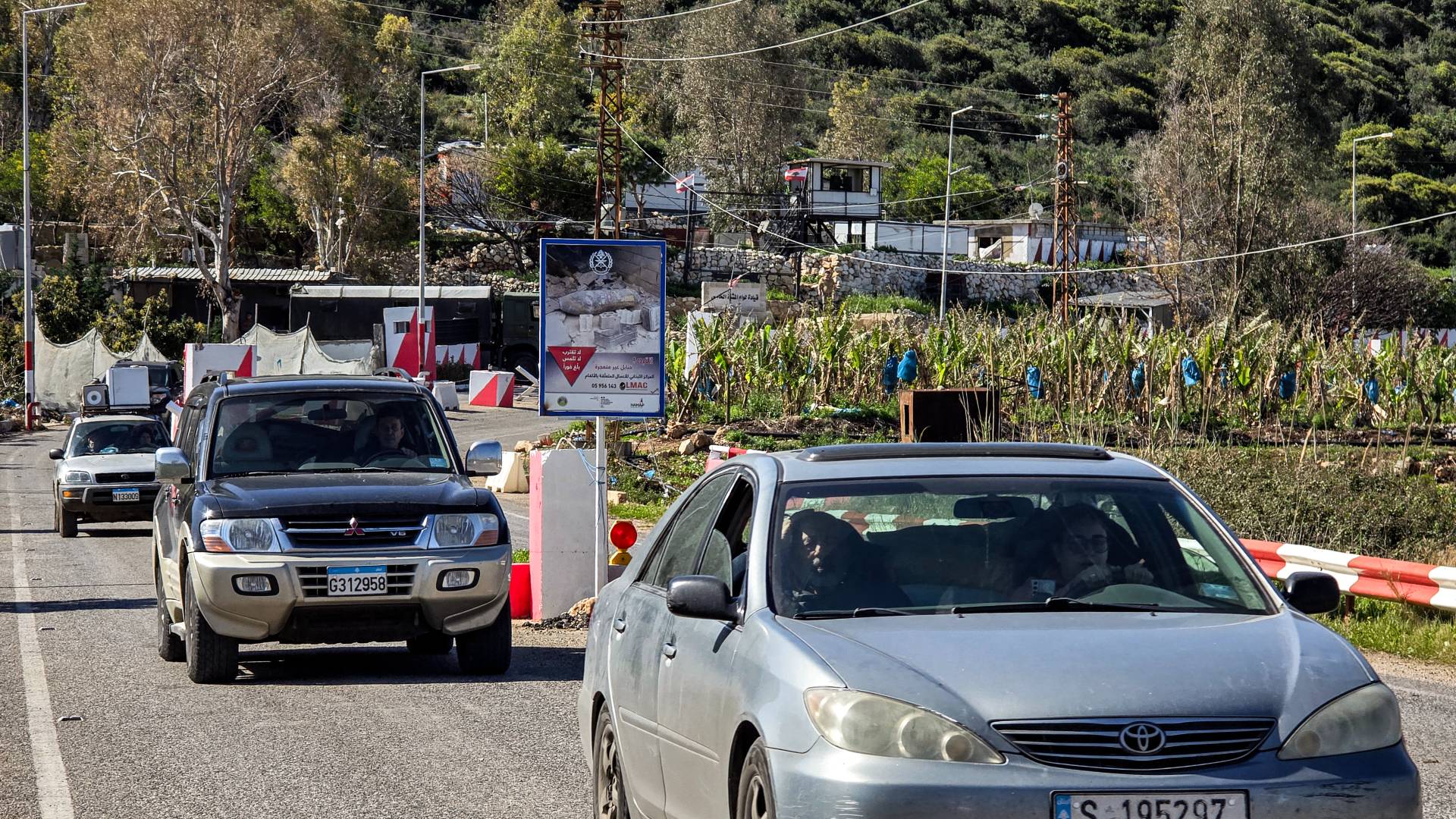 مركبات لبنانية أثناء النزوح