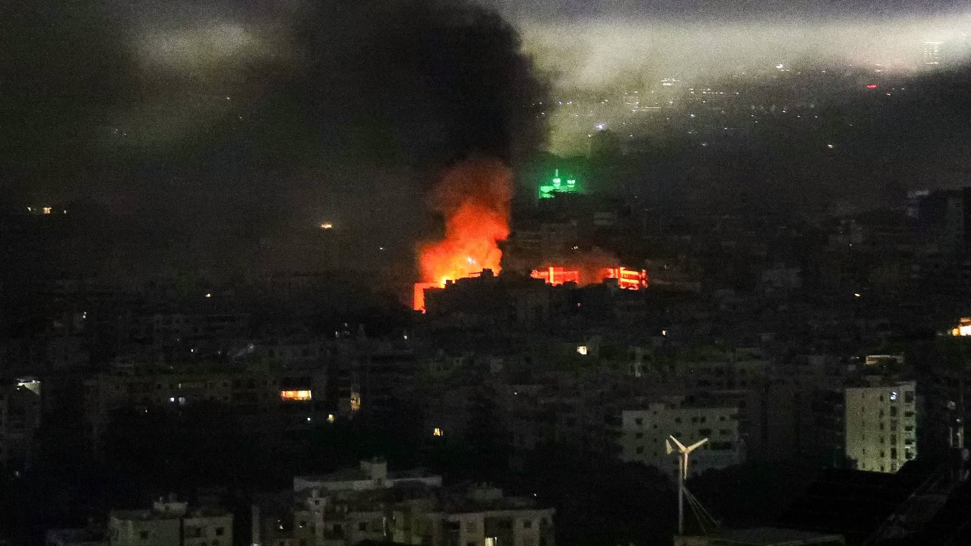 يتصاعد الدخان من موقع غارة جوية للاحتلال استهدفت منطقة في جنوب بيروت