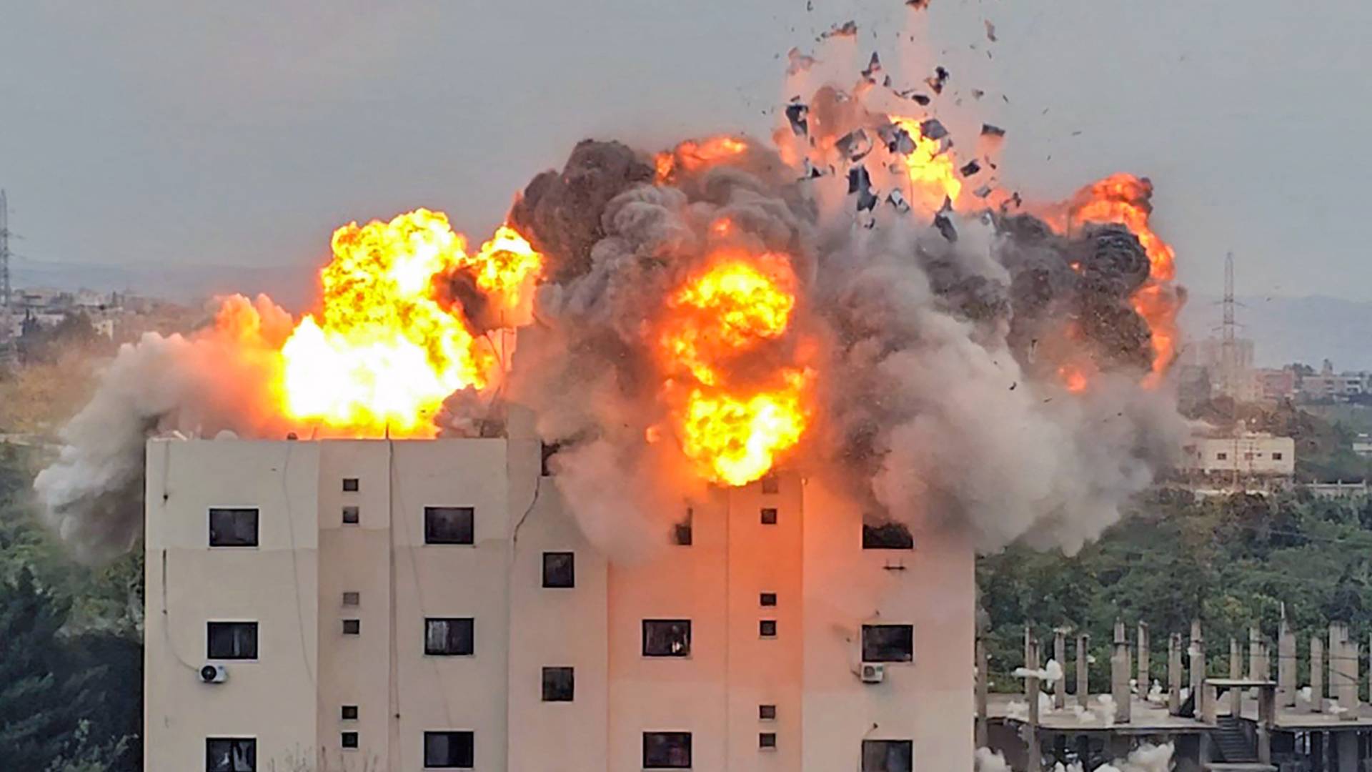 الاحتلال يقصف مبنى في لبنان