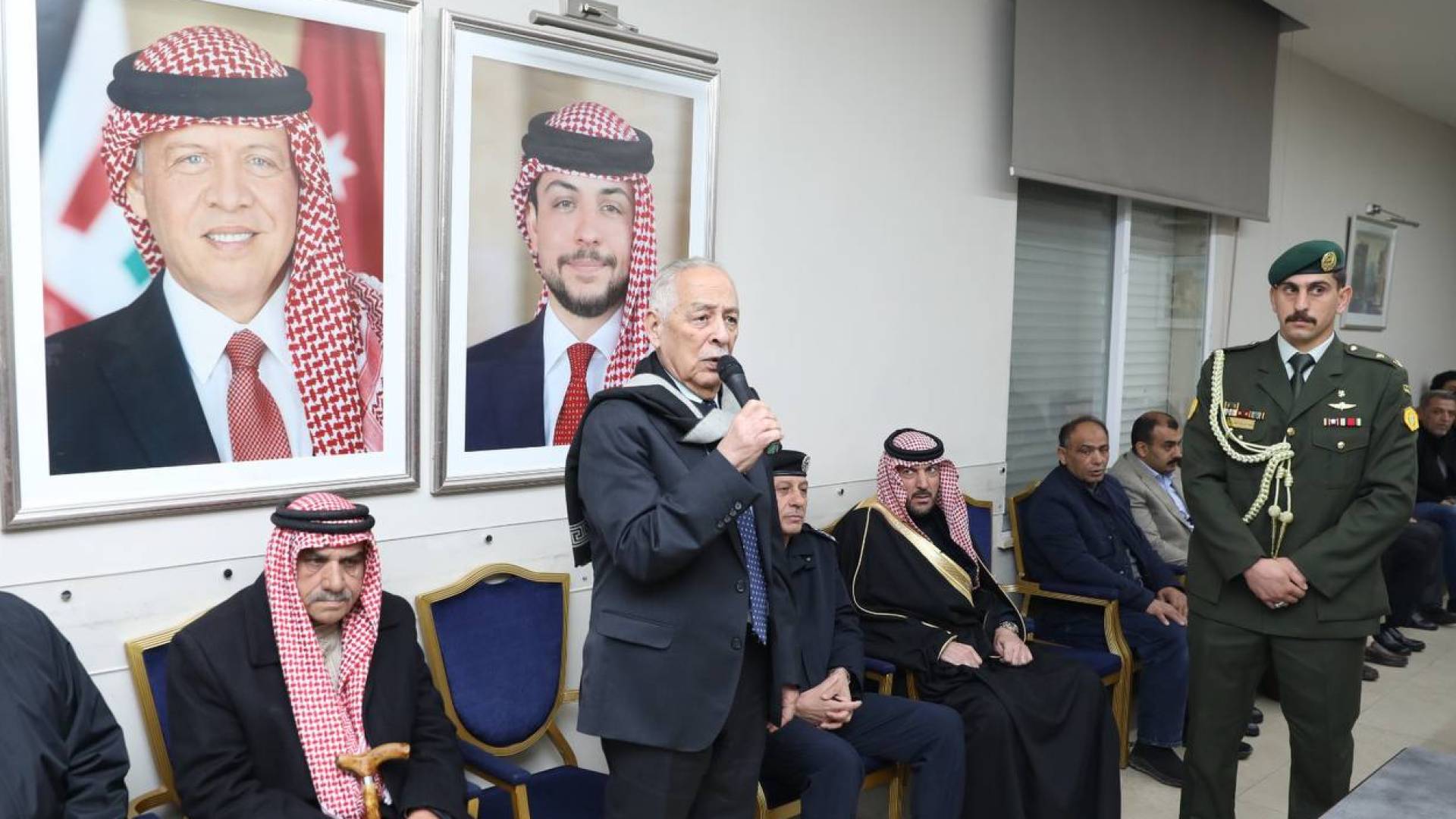 العيسوي أثناء تقديم واجب العزاء