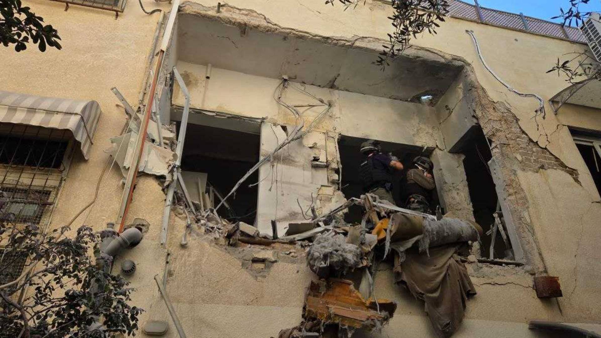 "صاروخ عنقودي" يضرب تل أبيب وشظايا إيرانية تصيب مقر سكن القنصل الأمريكي