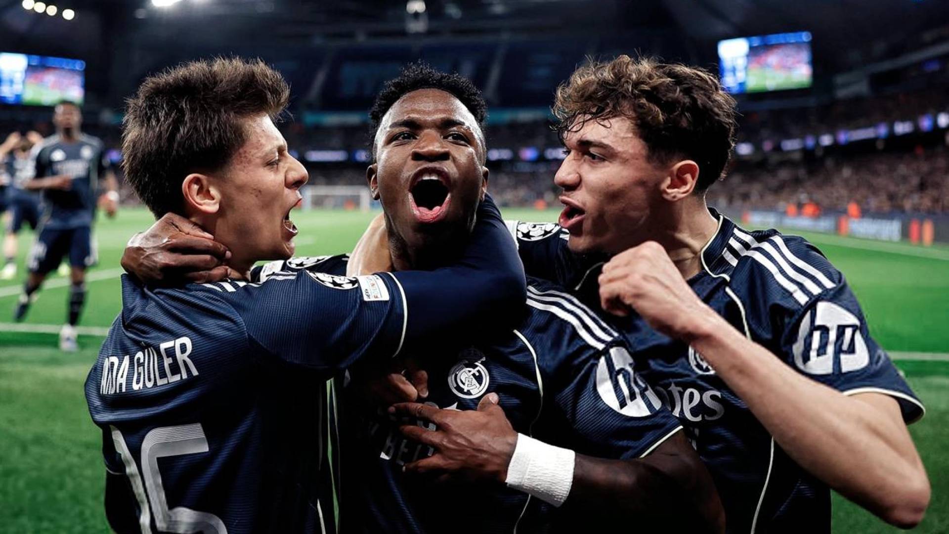 لاعبو ريال مدريد يحتفلون بهدف