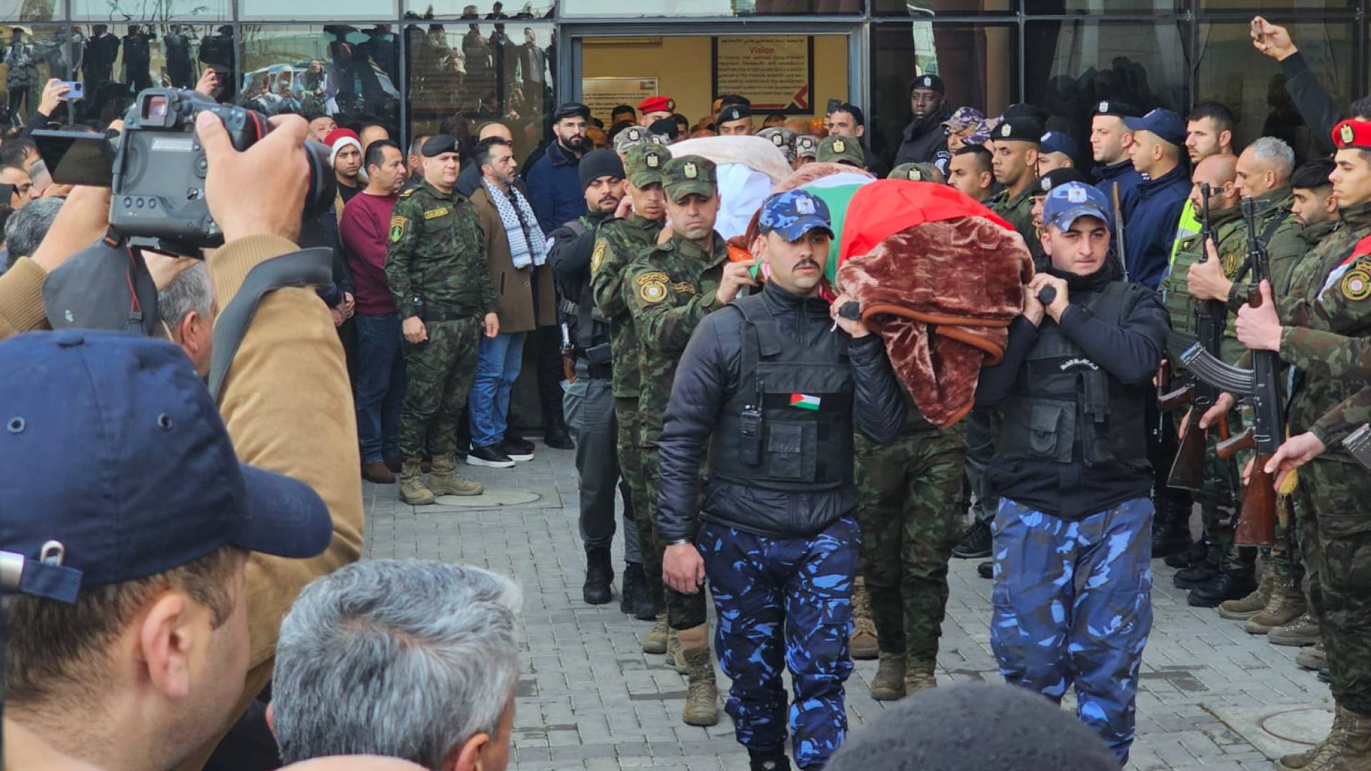 الشرطة والأجهزة الأمنية الفلسطينية تشيع جثامين 3 شهيدات بجنازة عسكرية في الخليل - فيديو