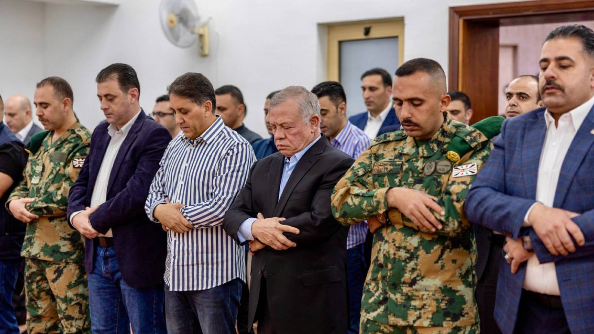 الملك يؤدي صلاة عيد الفطر في مسجد الحرس الملكي في العقبة