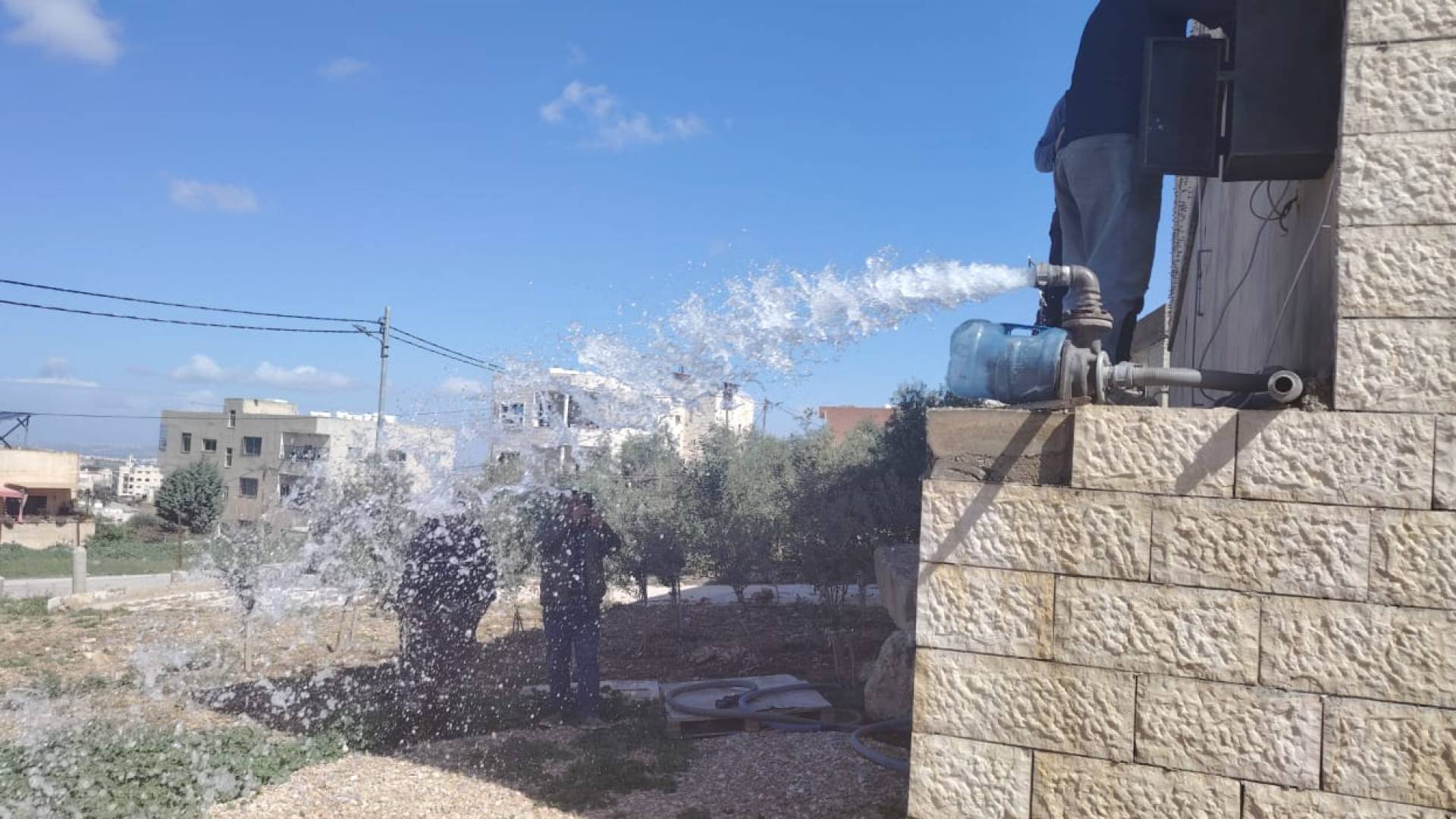 اعتداءات في إربد لتعبئة صهاريج مخالفة