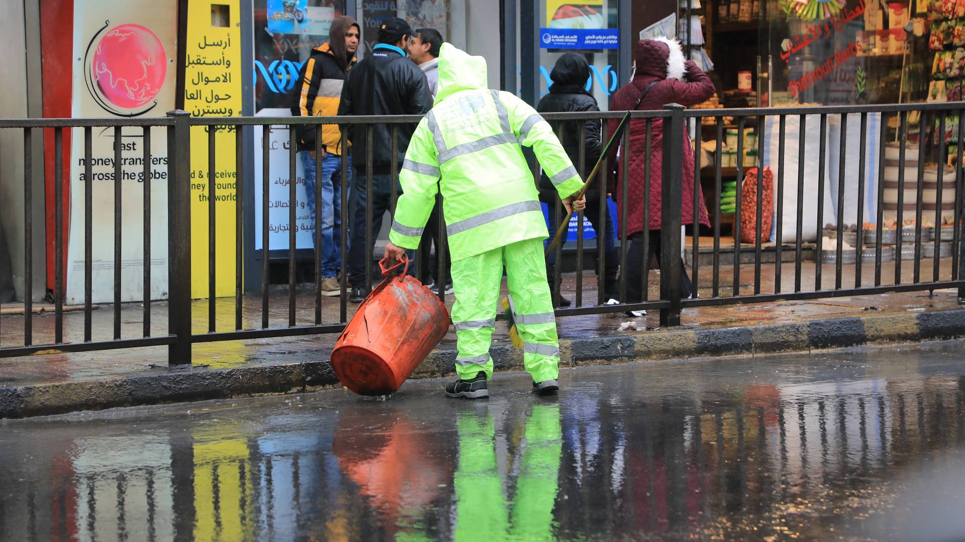 عامل وطن أثناء قيامه بعمله في المنخفض الجوي