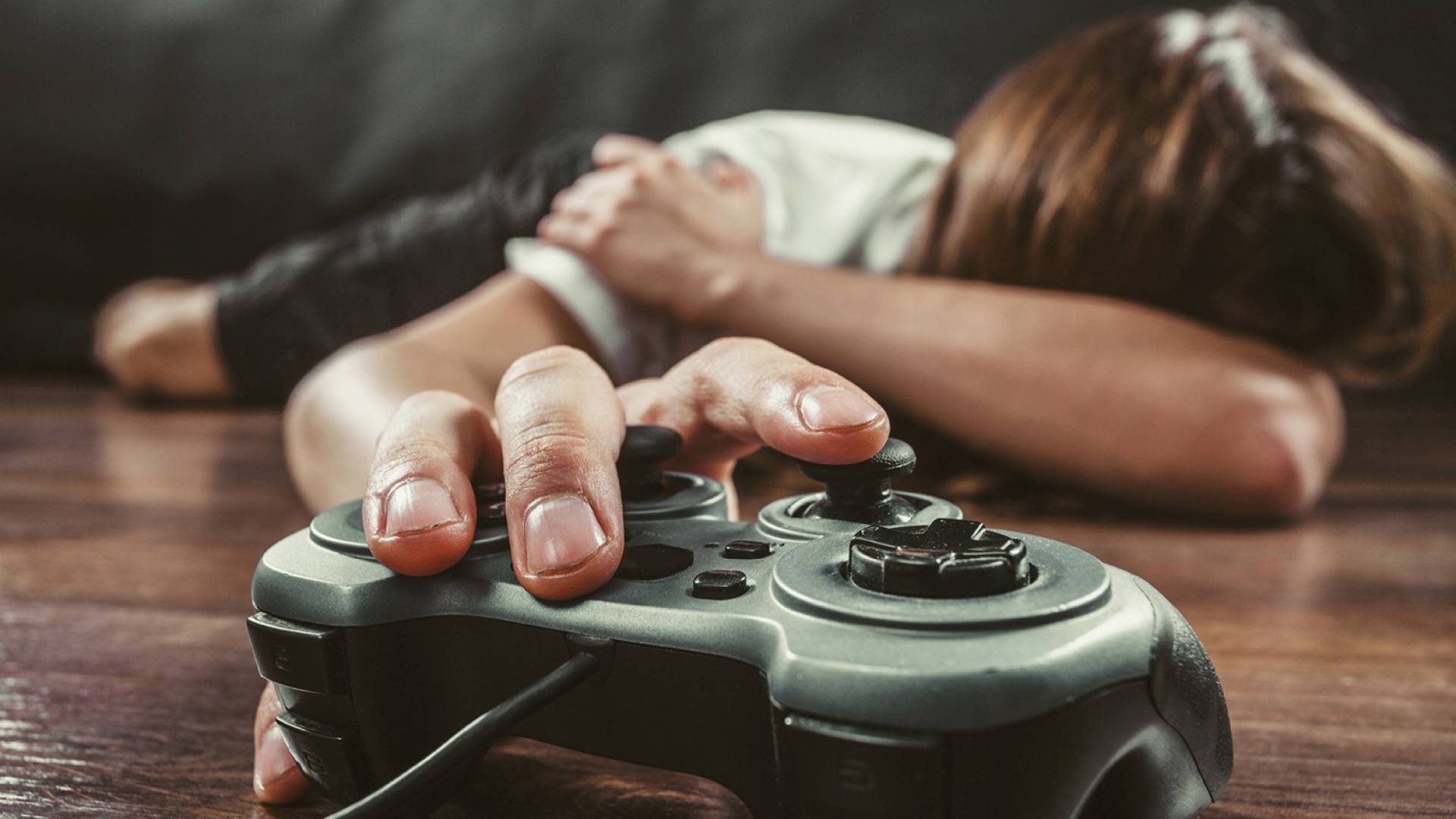 طفل يلعب العاب الكترونبة