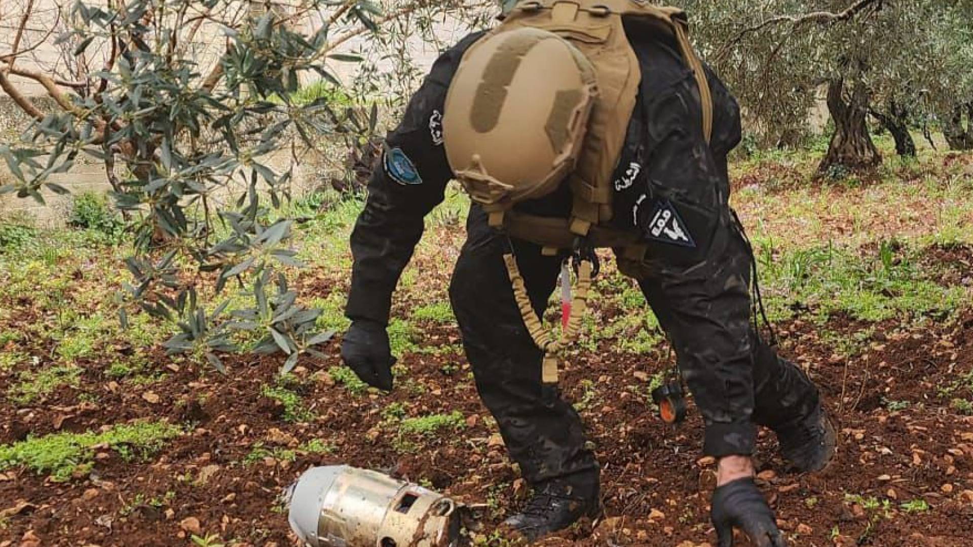 الشرطة الفلسطينية تتعامل مع 39 شظية صاروخية