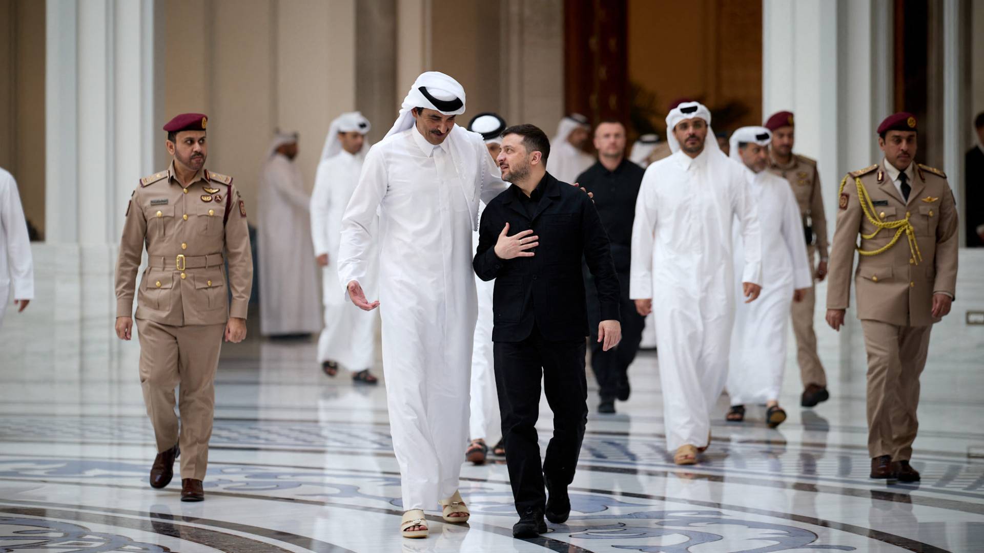 الرئيس الأوكراني فولوديمير زيلينسكي وأمير قطر الشيخ تميم بن حمد آل ثاني