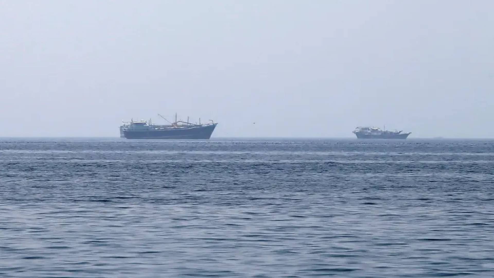 سفينة حاويات فرنسية تعبر مضيق هرمز بسلام بعد إعلان هويتها لتجنب الاستهداف