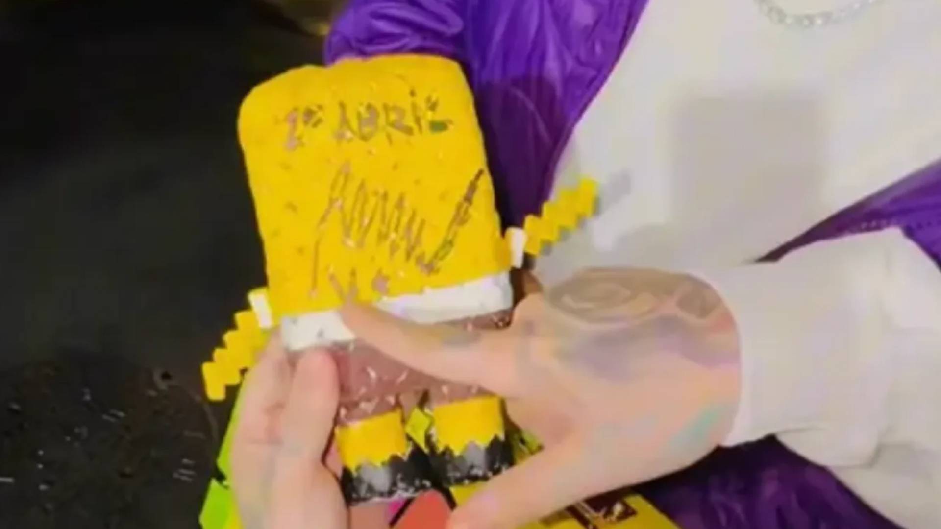 مغني الراب ودميته الموقعة من مادورو