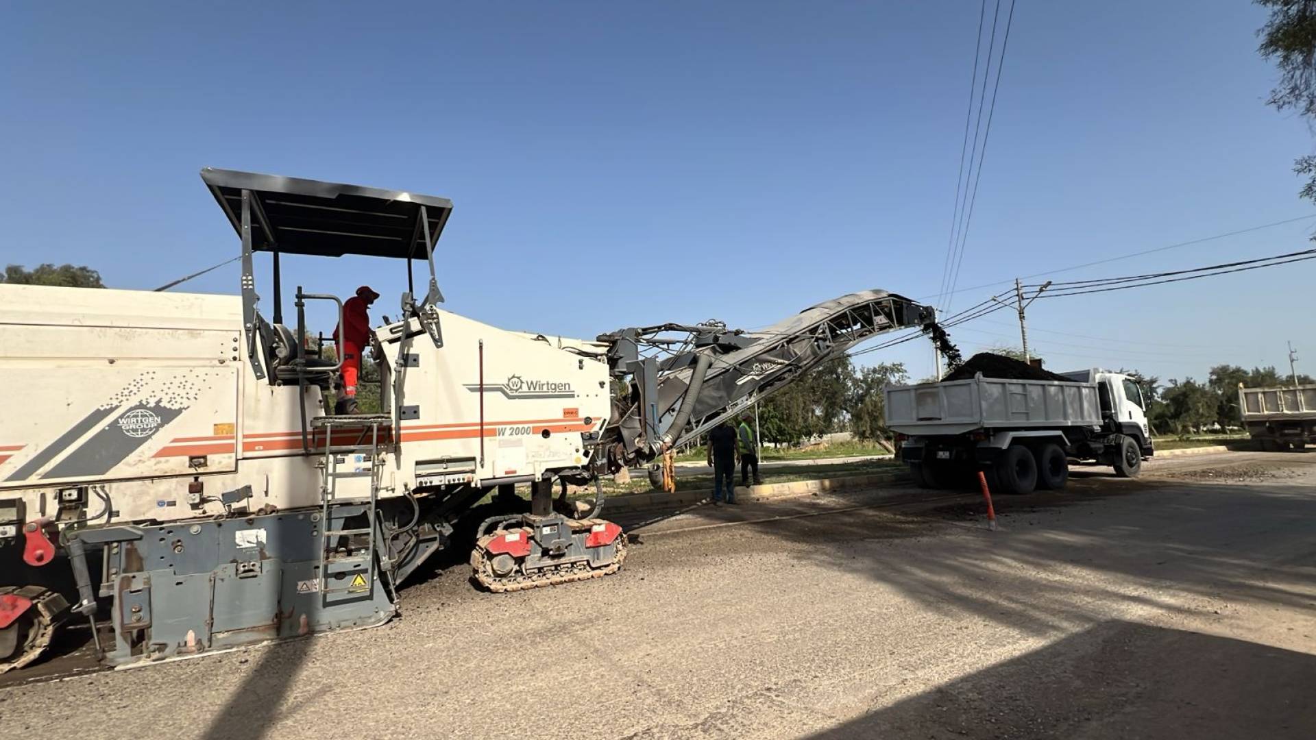 وزارة الإشغال تعمل على تعبيد طريق دير علا