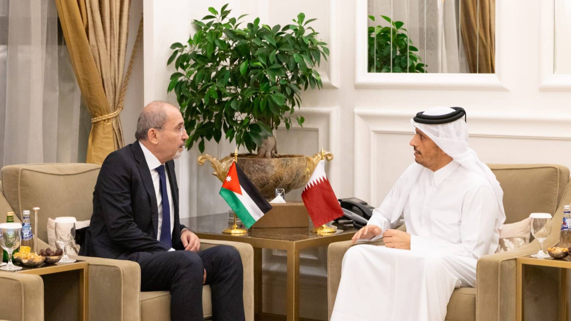 وزير الخارجية الأردني أيمن الصفدي ونظيره القطري الشيخ محمد بن عبد الرحمن آل ثاني