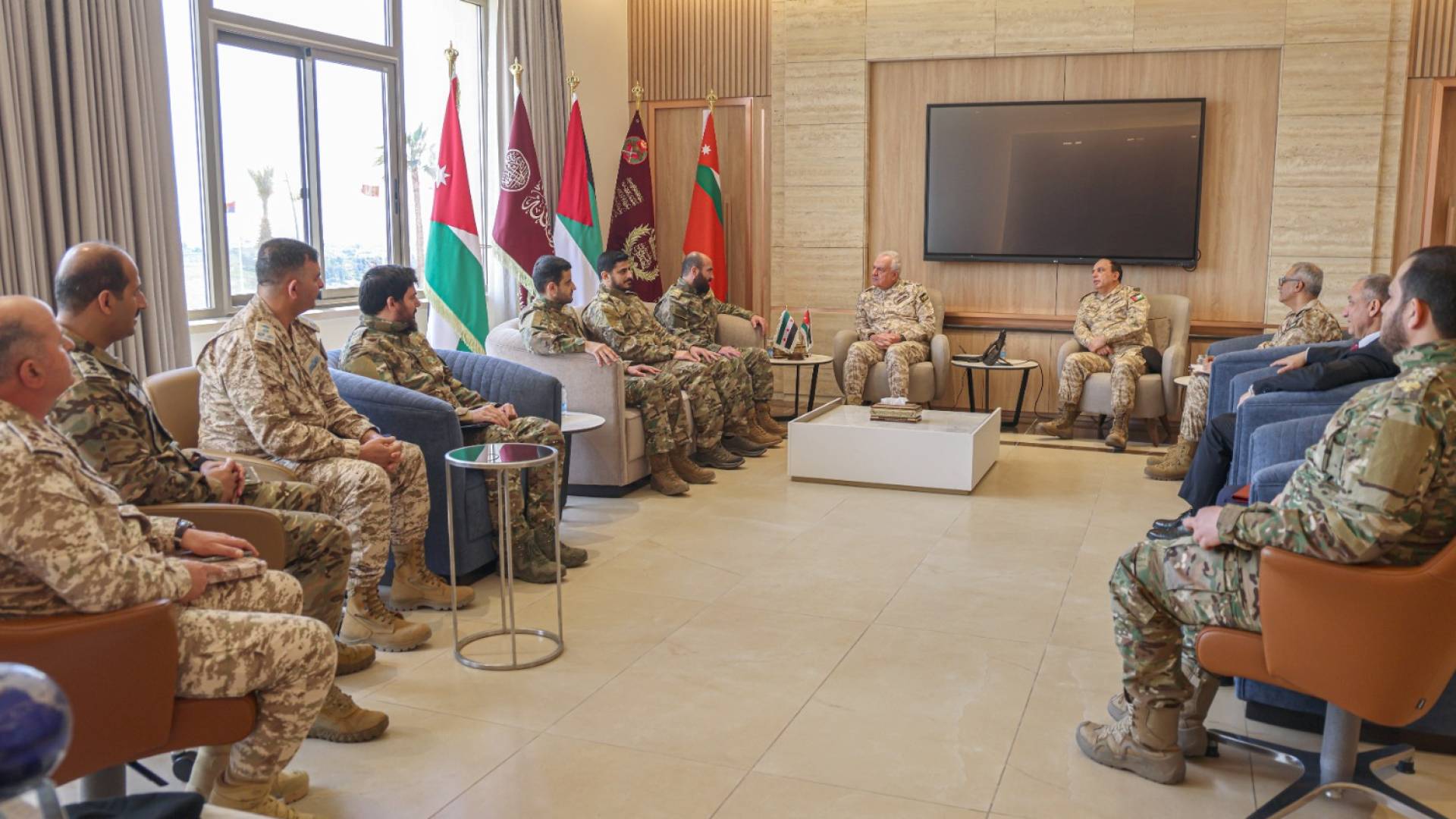 اللواء الحنيطي يستقبل رئيس هيئة الأركان العامة السورية اللواء علي النعسان