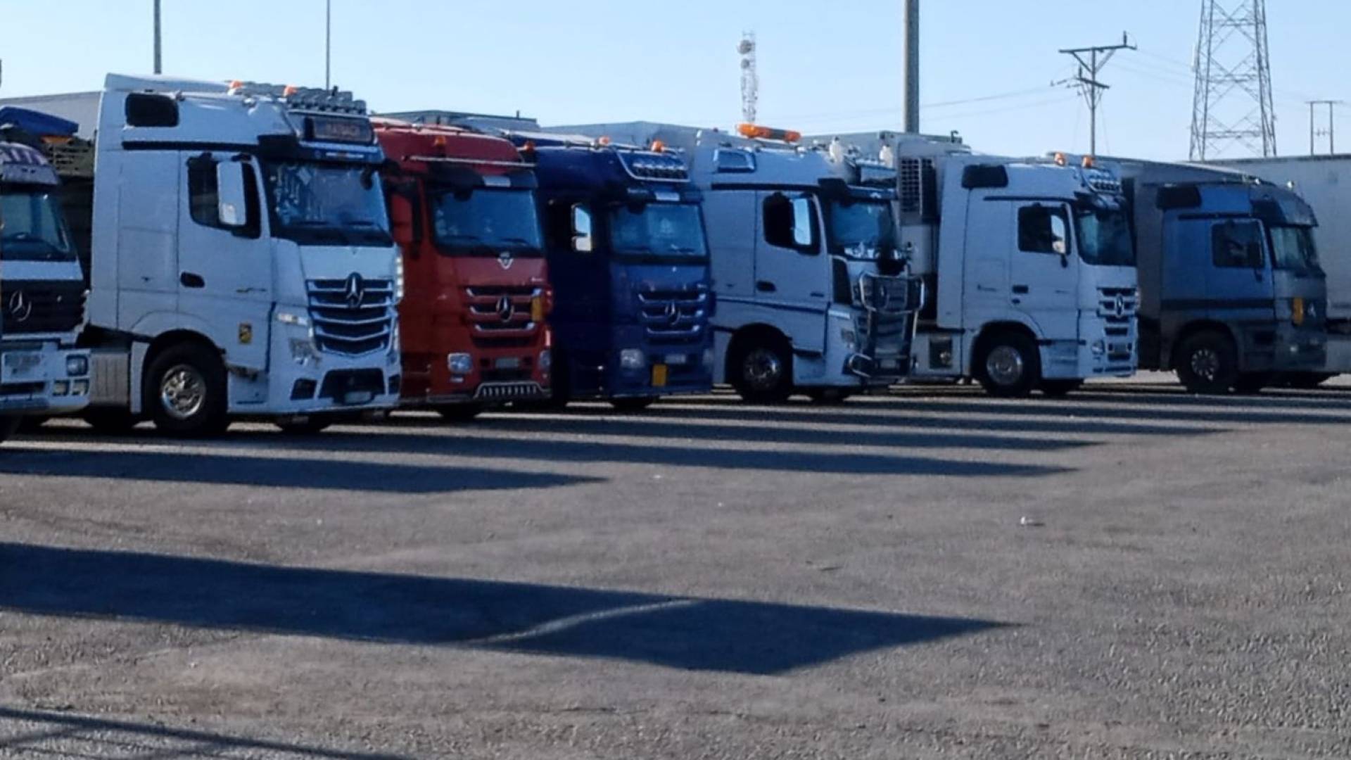 شاحنات قرب معبر جابر - نصيب