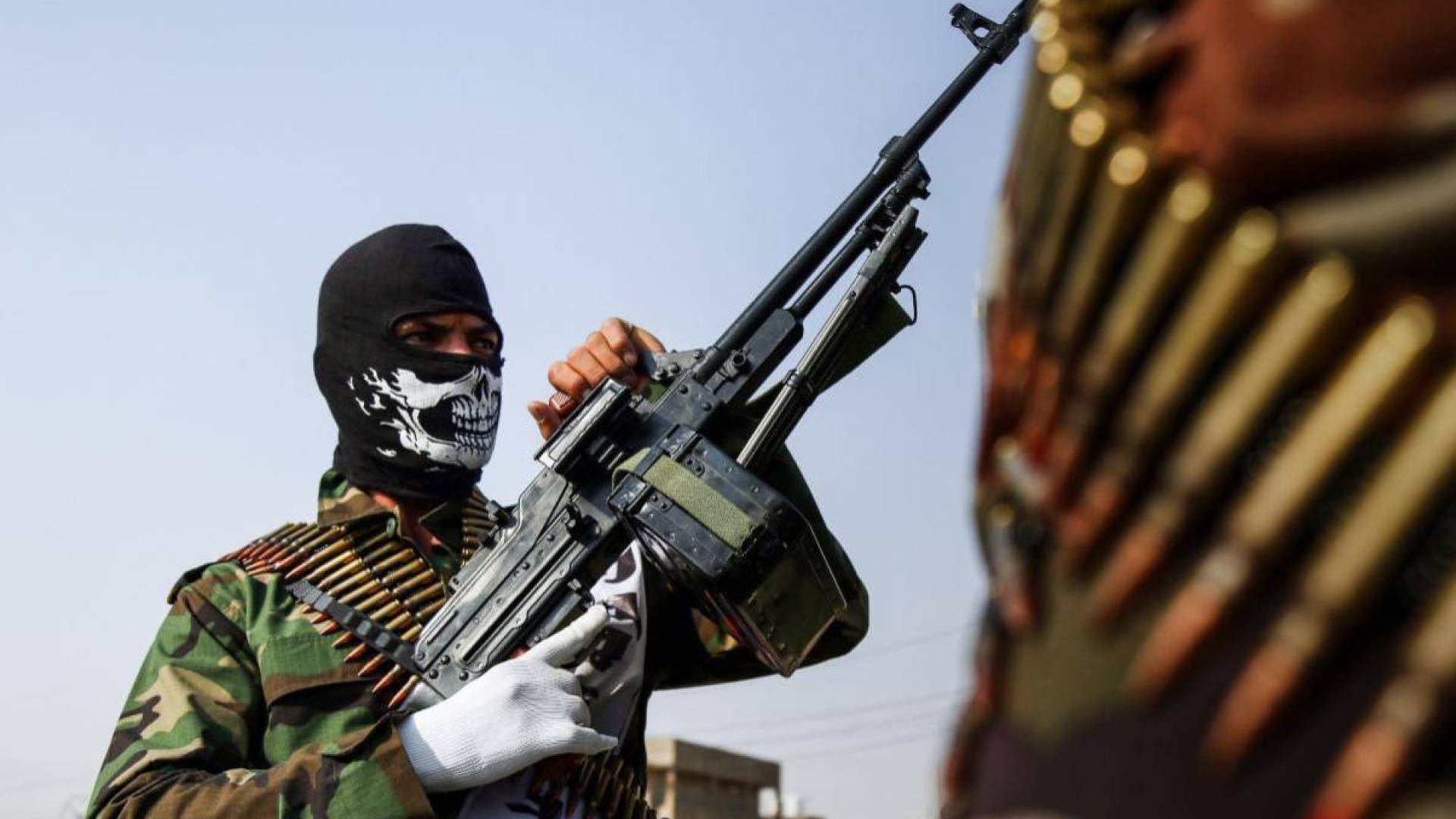 عنصر من فصائل عراقية