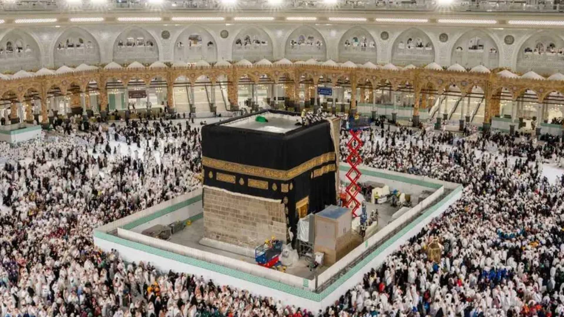 بدء الصيانة الدورية للكعبة المشرفة