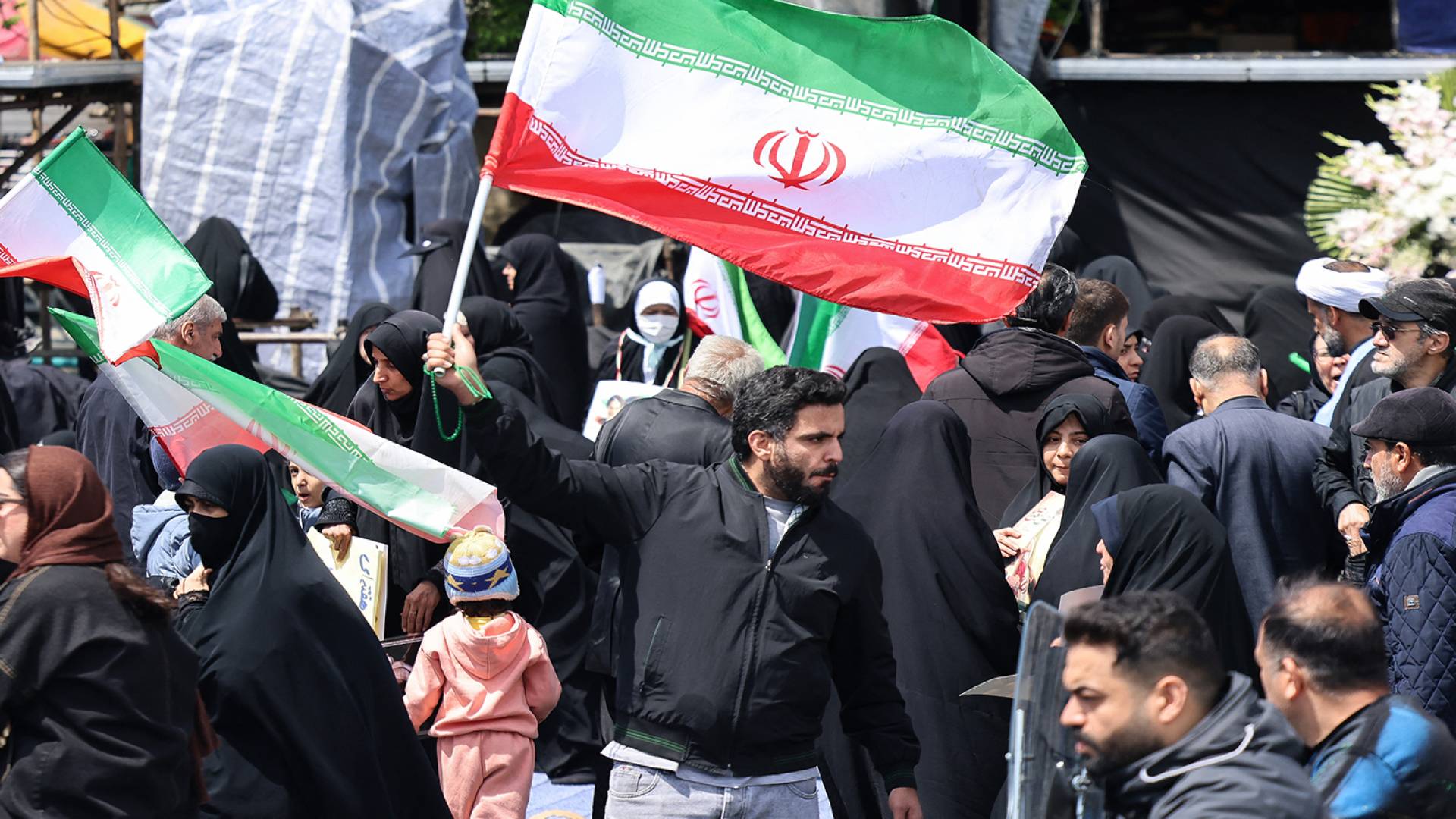 إيرانيون يحملون أعلاما إيرانية