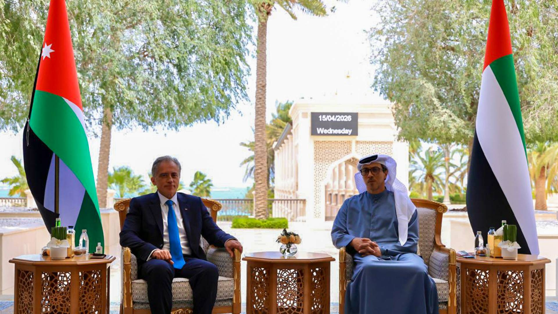 رئيس الوزراء جعفر حسان والشيخ منصور بن زايد آل نهيان نائب رئيس دولة الإمارات