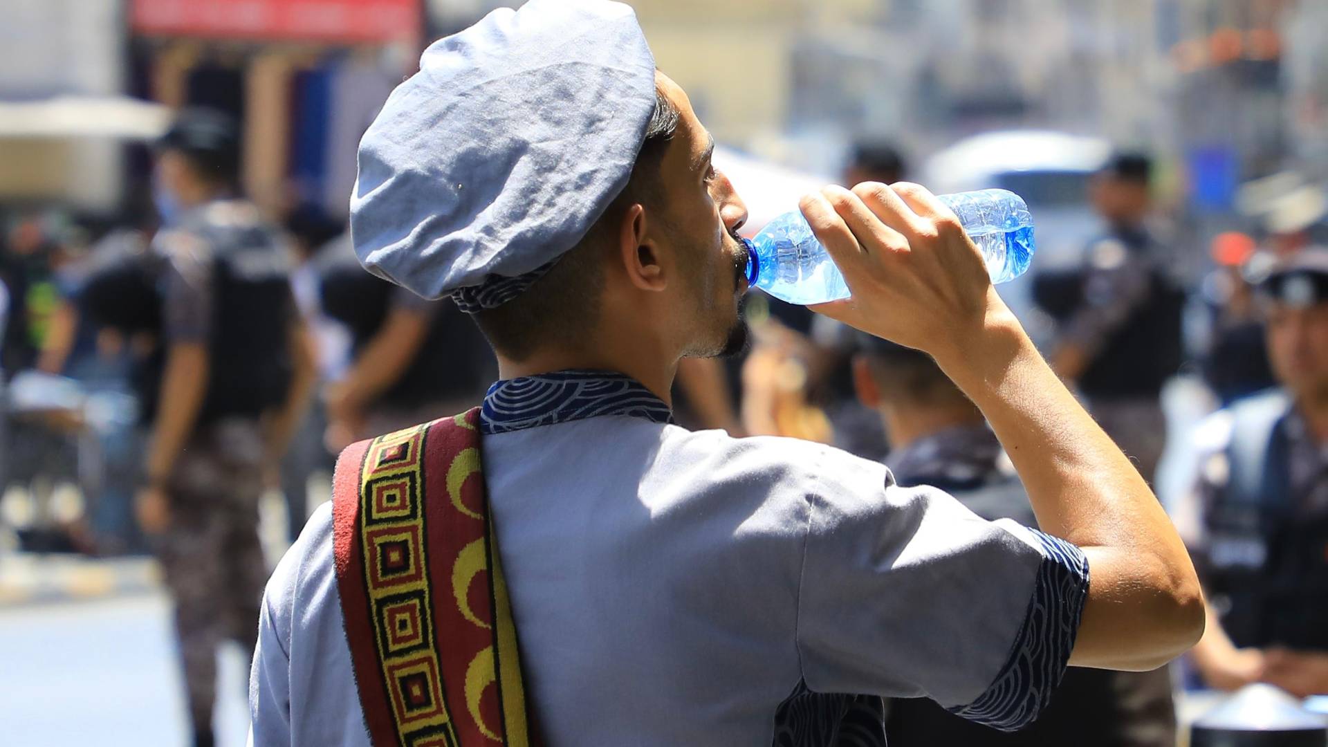 مواطن يشرب الماء في الأجواء الحارة