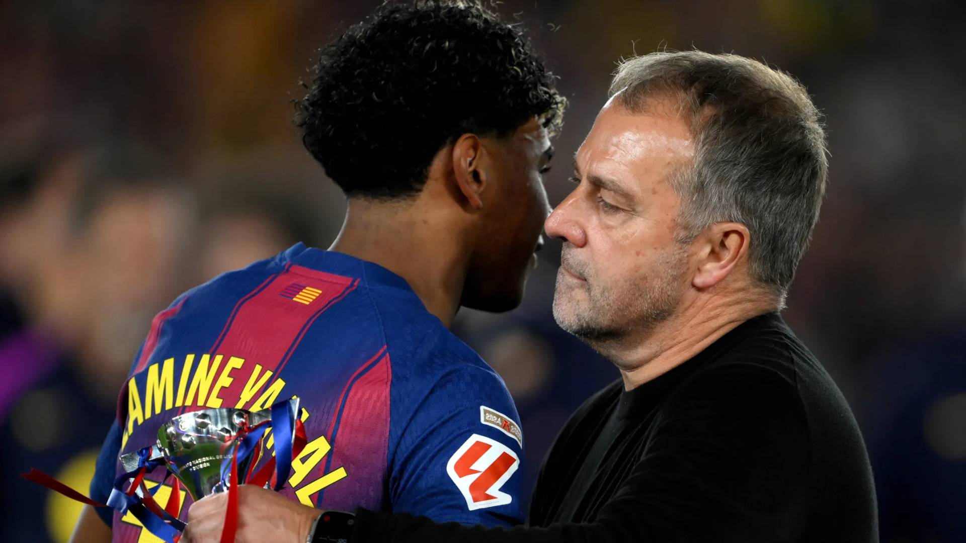 مدرب برشلونة فليك واللاعب لامين يامال