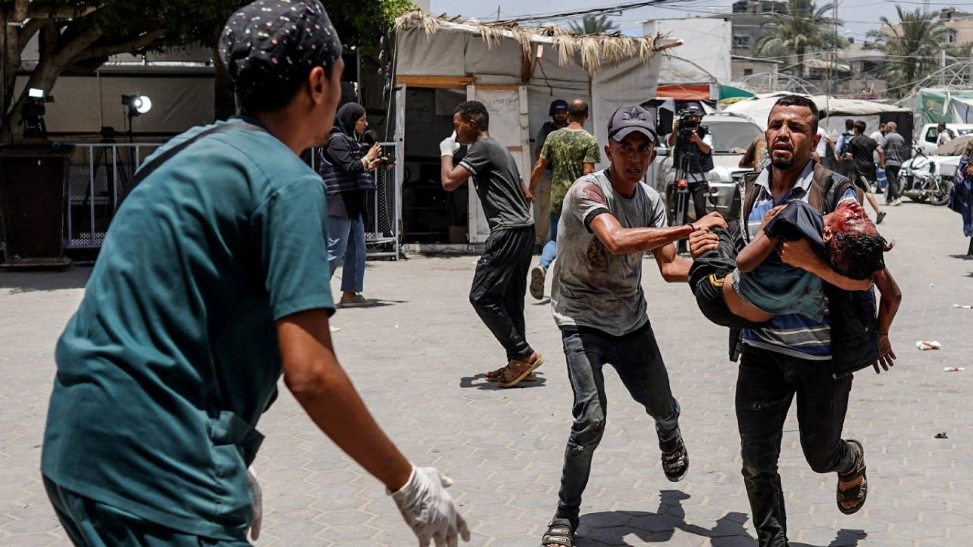 إسعاف مصابين في قطاع غزة